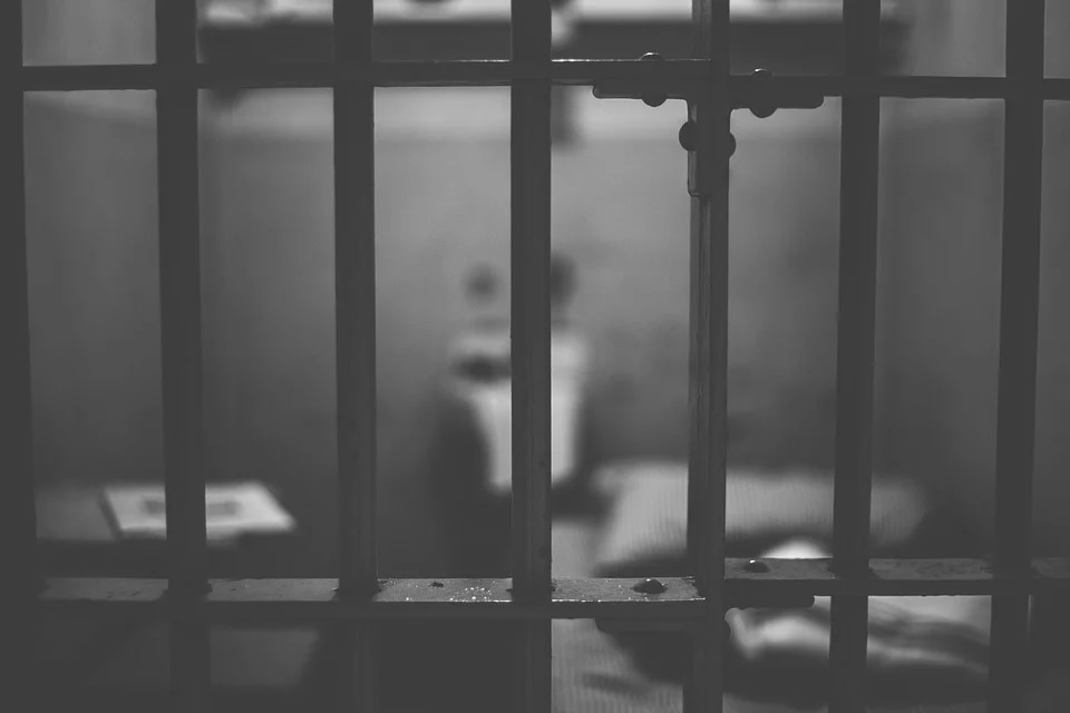 Appello alla ministra Cartabia e alle istituzioni: 'Noi a rischio sfratto, per i detenuti pericolo Natale in cella'